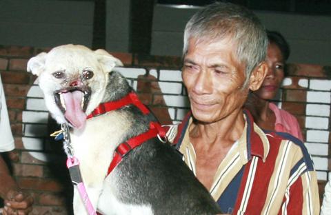 Philippine town honors dog injured saving girls - Taipei Times