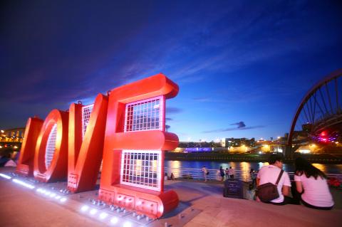 Tourist attractions in Taipei: The Rainbow Bridge 台北夜遊景點