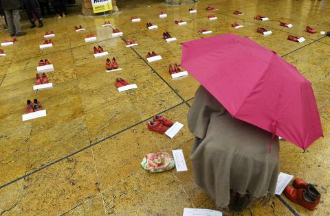 Thousands protest violence against women in Madrid - Taipei Times