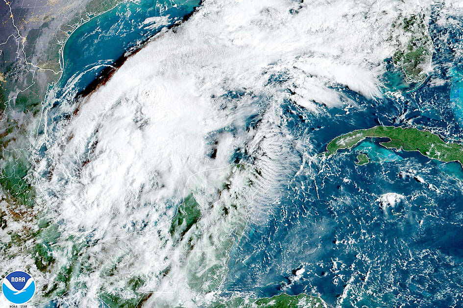 Tropical Storm Karl lingers at Mexico’s Gulf coast - Taipei Times