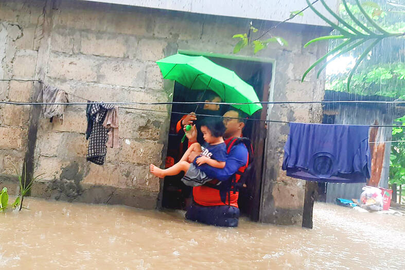 Philippines floods force tens of thousands to flee - Taipei Times