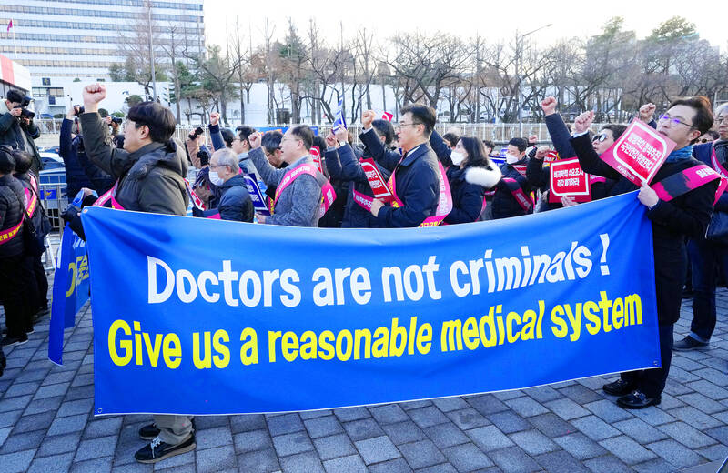 Thousands of junior doctors in South Korea walk off the job 南韓數千名醫師罷工 ...