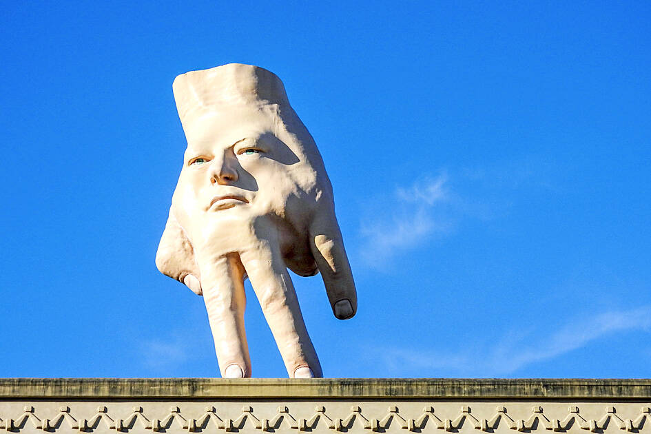 New Zealand capital waves goodbye to giant hand - Taipei Times