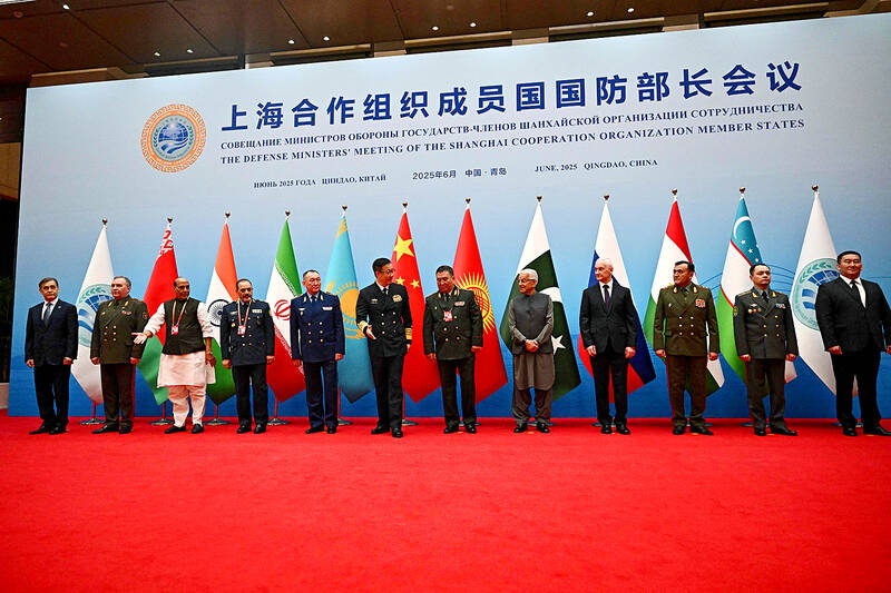 China hosts meeting of SCO defense ministers - Taipei Times