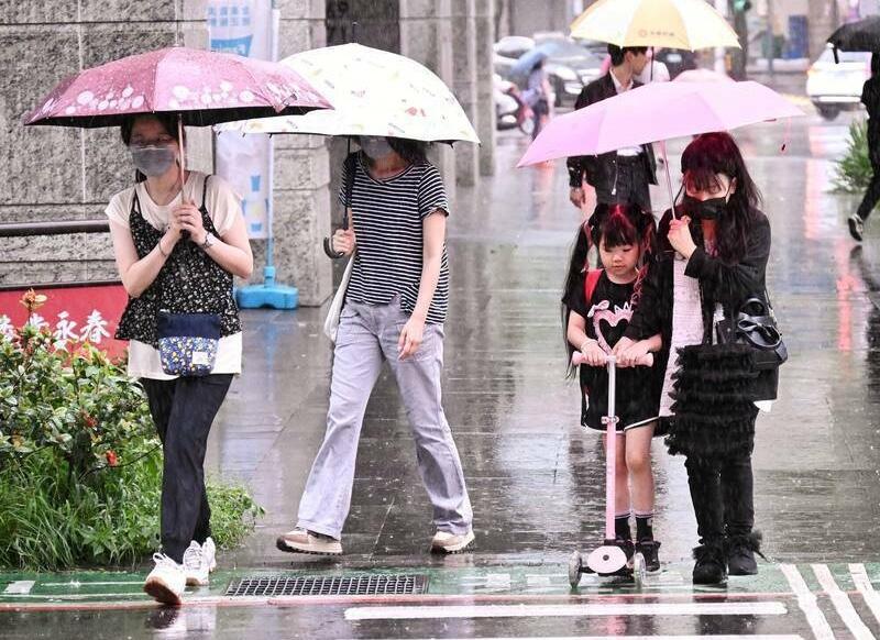 Heavy rain to continue in south, as north under heat advisory