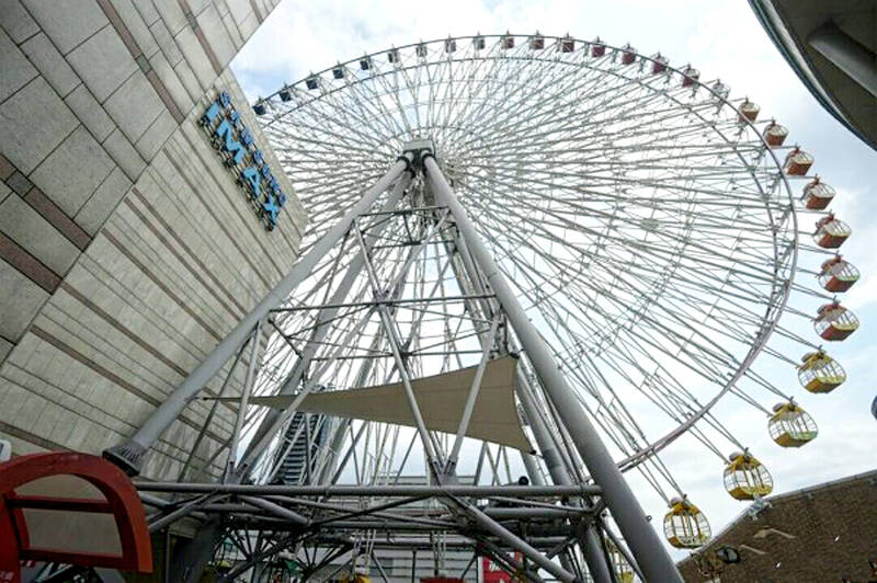 Riders rescued after 40 minutes on stalled Ferris wheel in Taipei