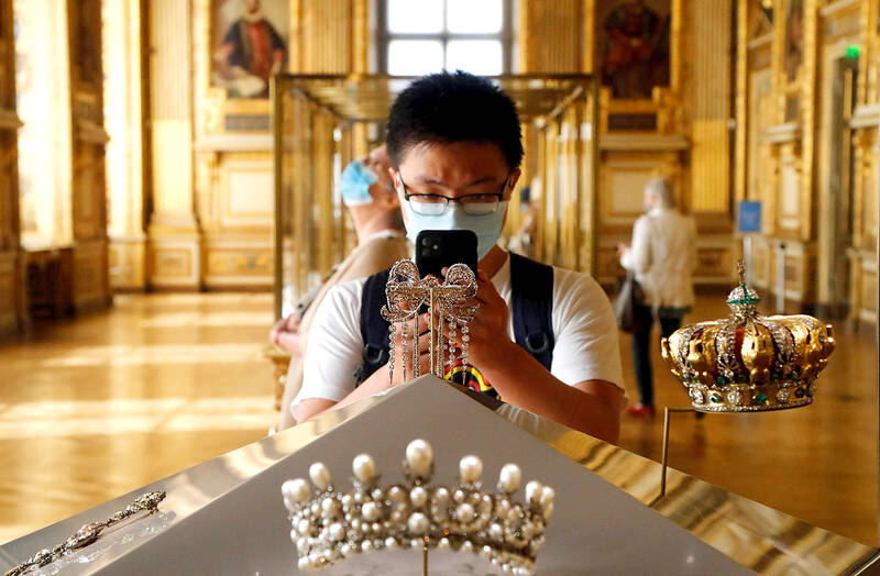 French police hunt Louvre jewelry thieves
