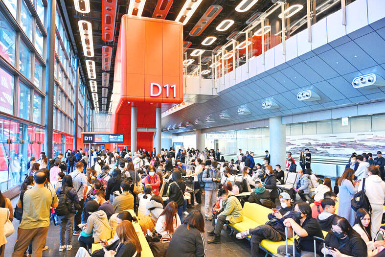 Nearly 1,000 access Taoyuan’s new terminal