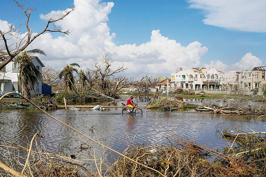 Chinese hospital ship visits hurricane-hit Jamaica