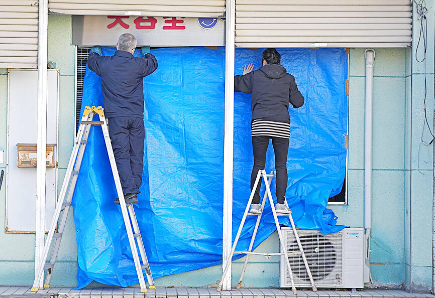 Taiwanese tourists go viral in video during Japan quake