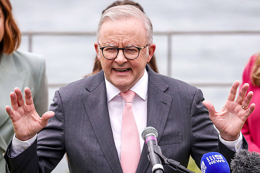 Australian teens mourn the loss of social media