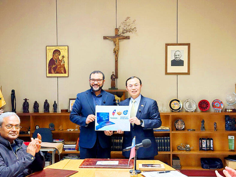 Taiwan’s donates funds to buy 100 computers for rural African students