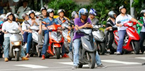 Fines to be raised for using phones, smoking while driving
