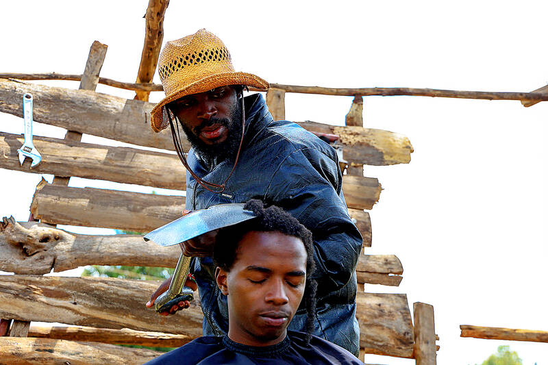 Shovel-wielding barber thrives on Africa’s social media
