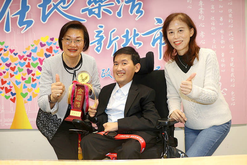 Taipei parathlete receives award for outstanding effort