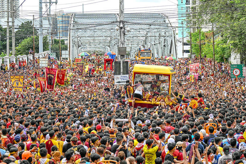 Thousands in Manila join procession of Christ’s icon