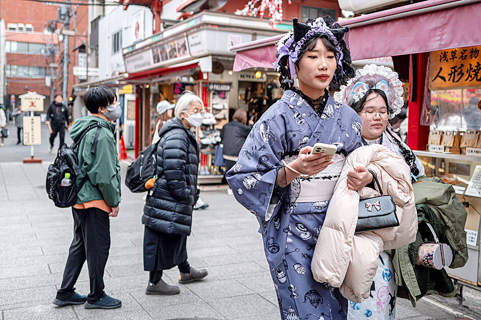 Number of tourists hits new record in Japan, despite plunge from China