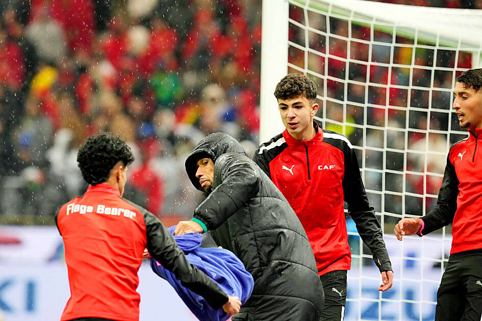 Senegal goalkeeper’s towel tussle makes him a hero