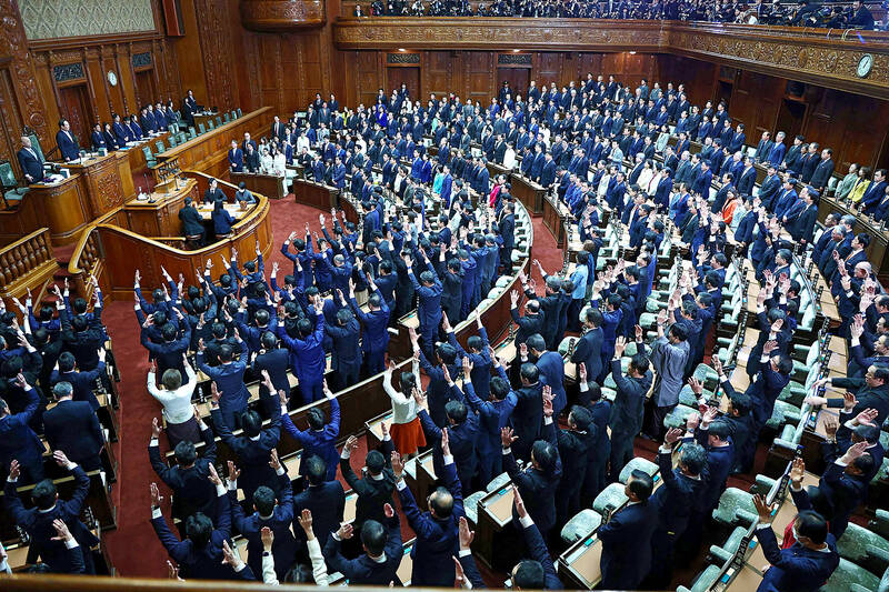 Japanese PM dissolves parliament