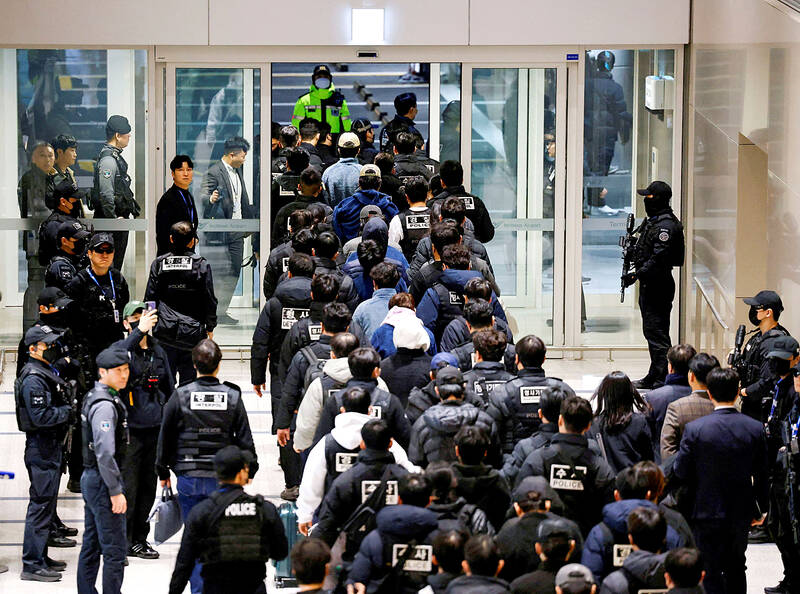 Cambodia sends back suspected S Korean scammers