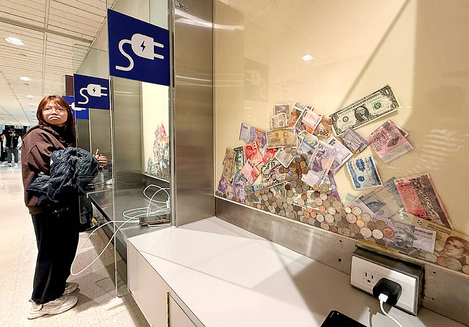 Passenger accident turns into ad hoc airport art