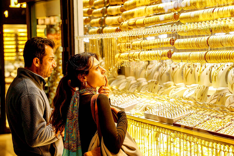 Gold rally pushes Italian jewelers to make leaner designs
