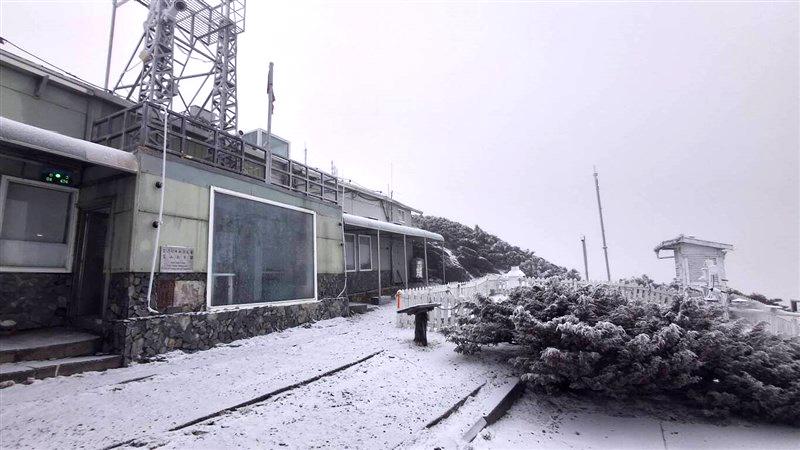 Yushan reports 1cm of snow within an hour