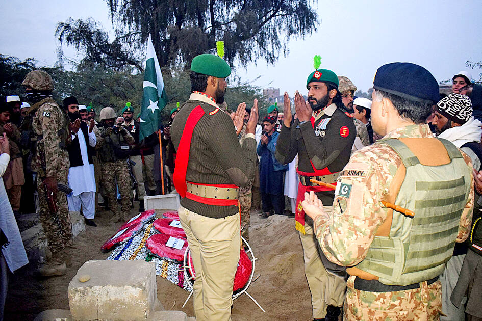 Pakistan sends forces to end standoff