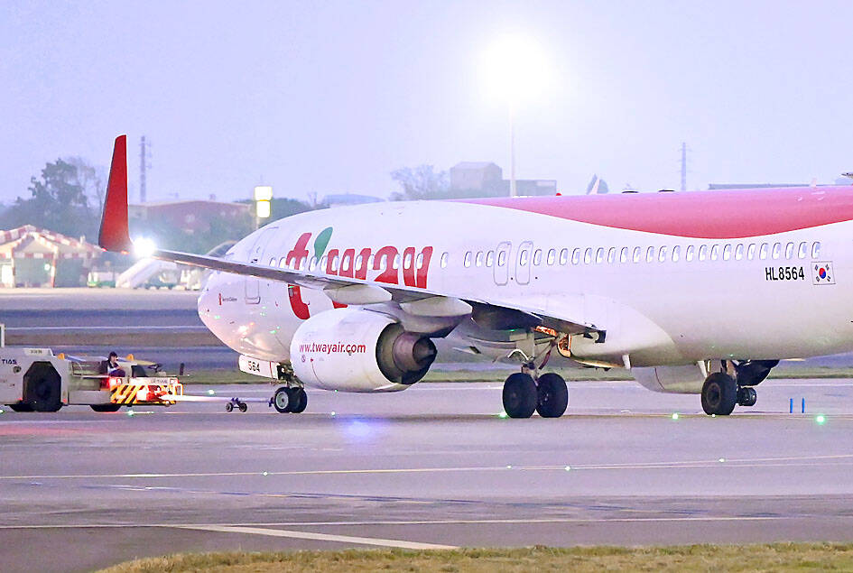 Plane loses tire landing at Taoyuan Airport