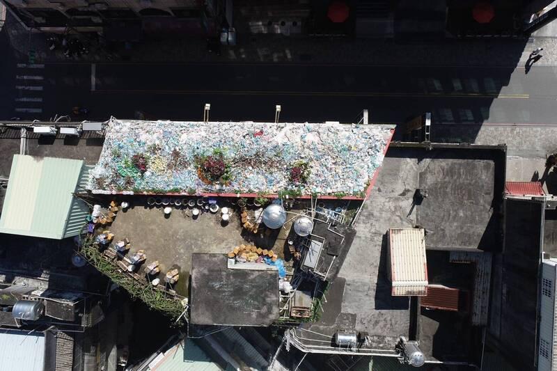 Yilan hotel ordered to clean up &lsquo;mountain&rsquo; of plastic bottles on roof