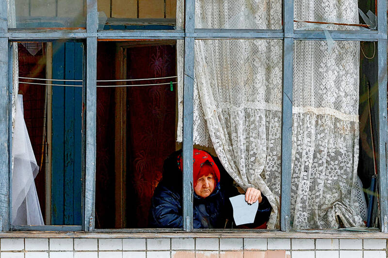 Ukrainian cities without power as Russia strikes