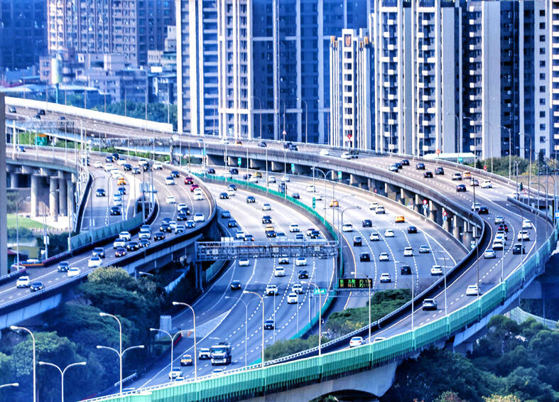 Freeway Bureau warns of heavy holiday traffic