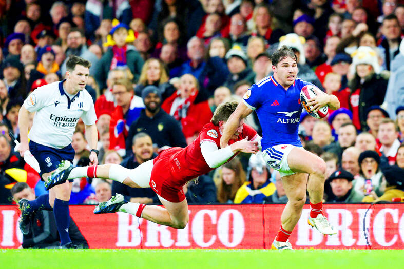France tear apart Wales with eight tries to remain the only unbeaten team