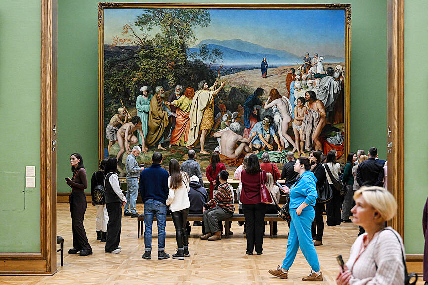 To escape war, Muscovites flock to high culture, art