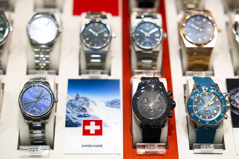 Swiss watch exports slump after short US rebound