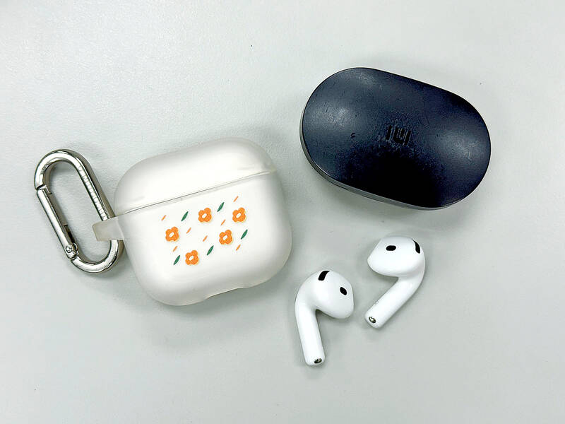 Doctors warn about earbuds use-related infections