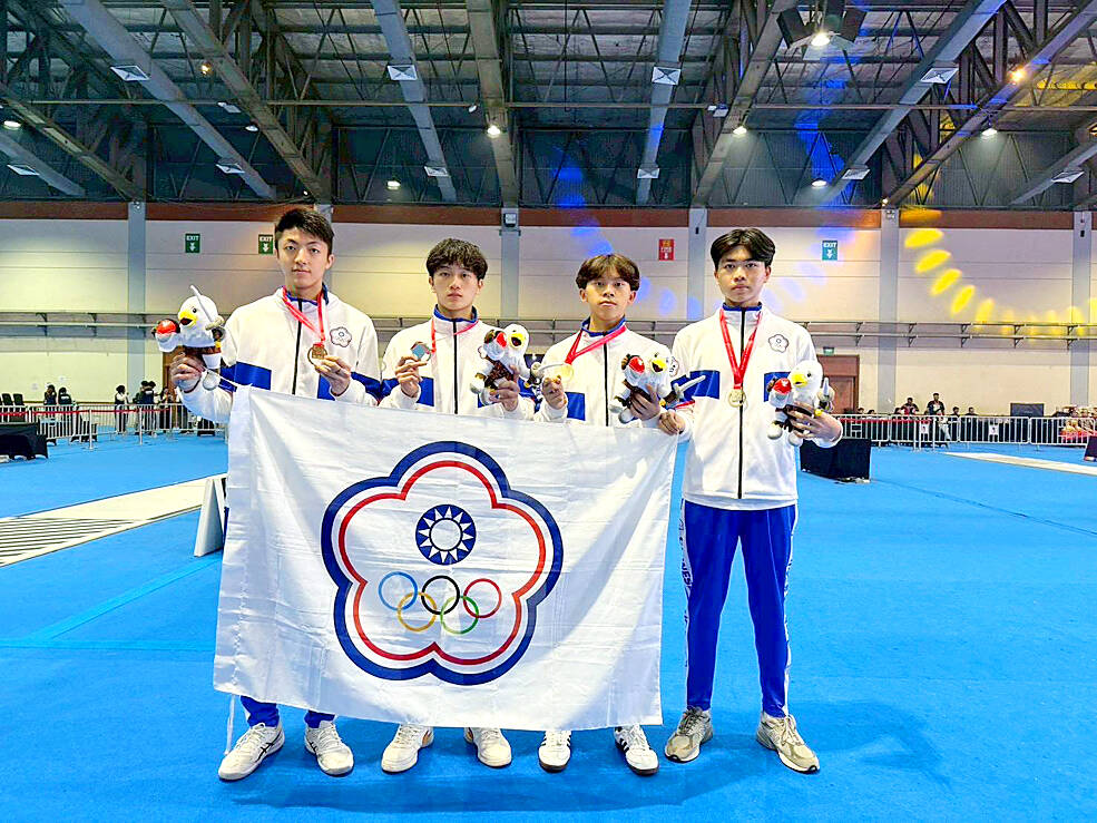 Men’s epee team win first-ever gold at junior event