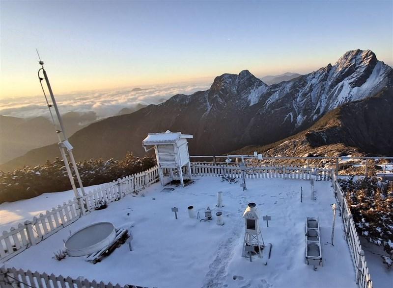 Snow falls on Yushan as mercury set to drop tonight