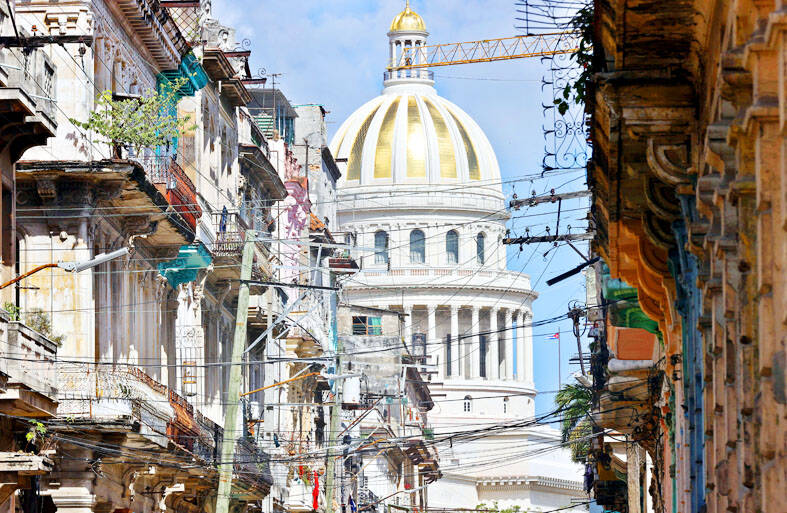 Cuba releases prisoners and confirms talks with US