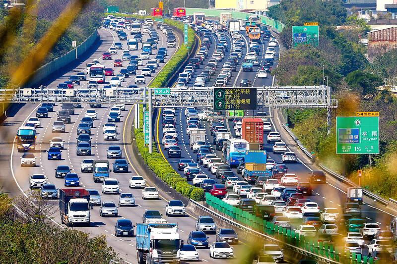 Long-distance toll fees to drop 30% on weekends before Tomb Sweeping