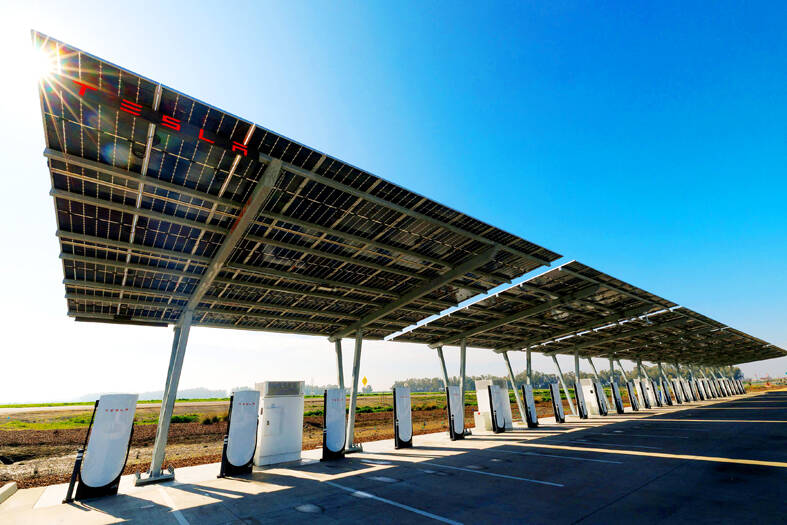 Tesla eyes Chinese gear for vast US solar push