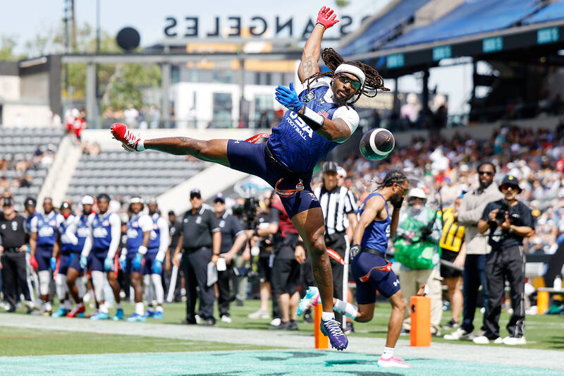 NFL players give flag football a toss