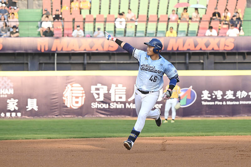 Fubon Guardians dominate Brothers in season opener