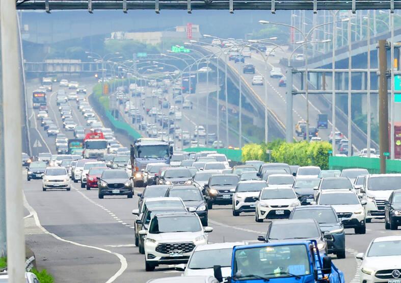 Bureau warns of heavy traffic for Tomb Sweeping holiday