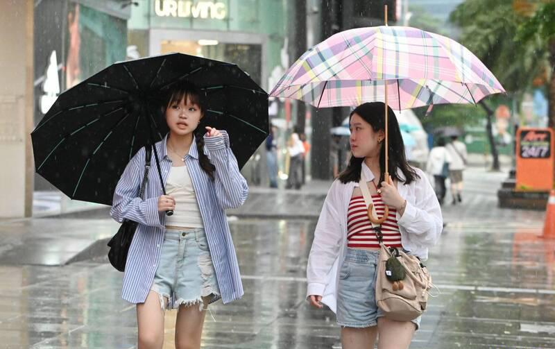 Strong winds, warmer weather forecast ahead of rain