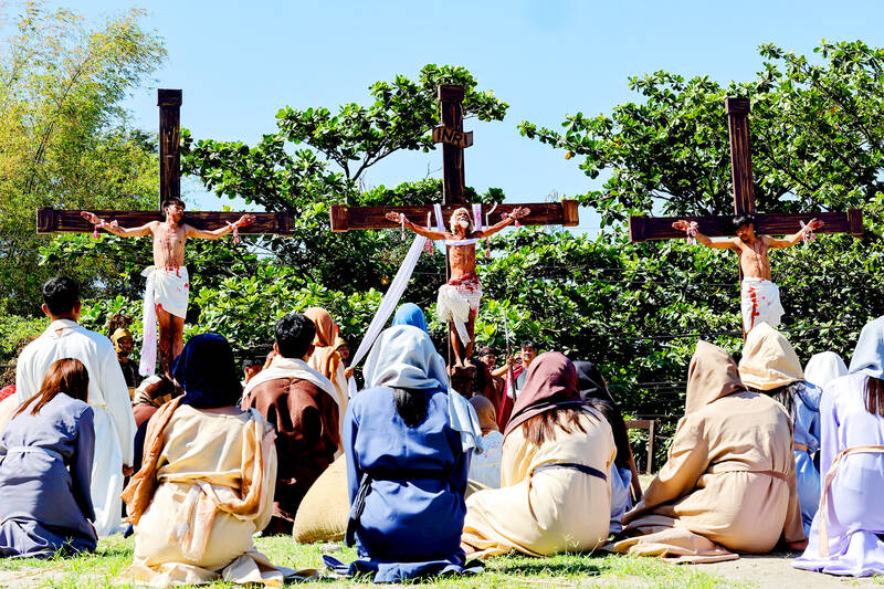 Filipinos flock to crucifixion spectacle for Good Friday