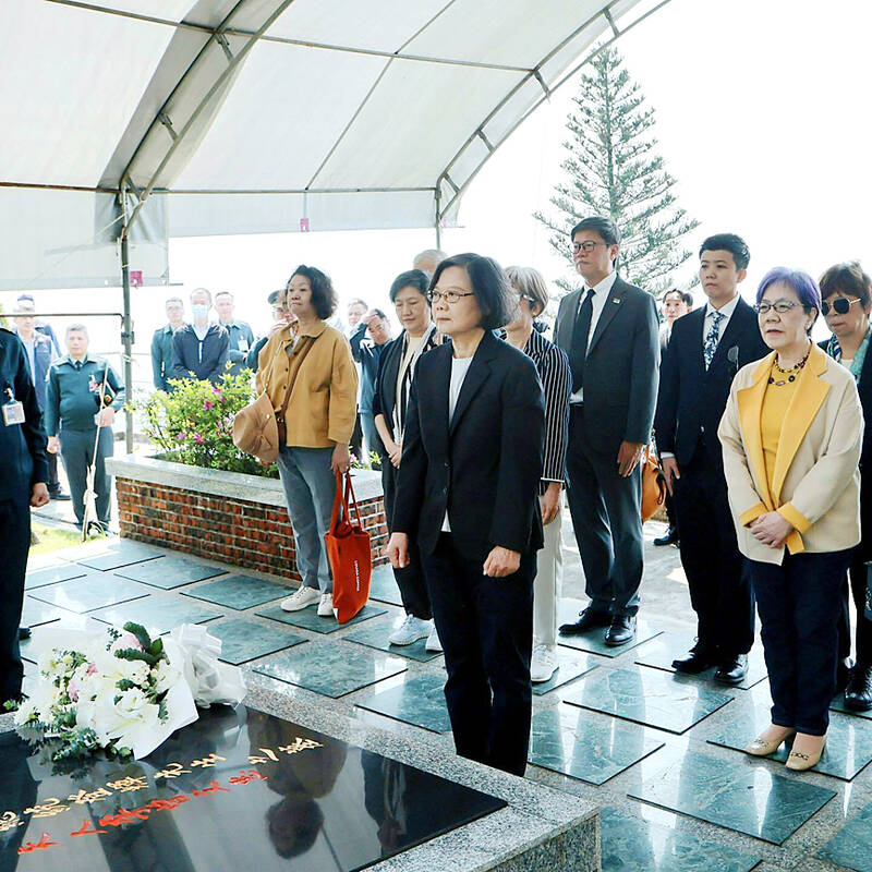 Tsai Ing-wen pays tribute to pioneers of democracy