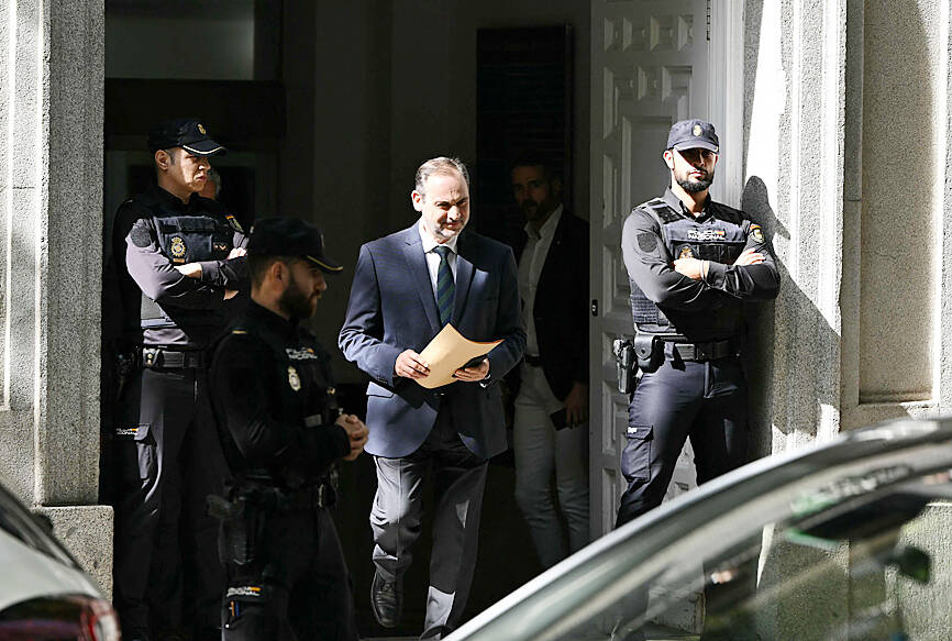 Spanish PM under fire amid graft trial