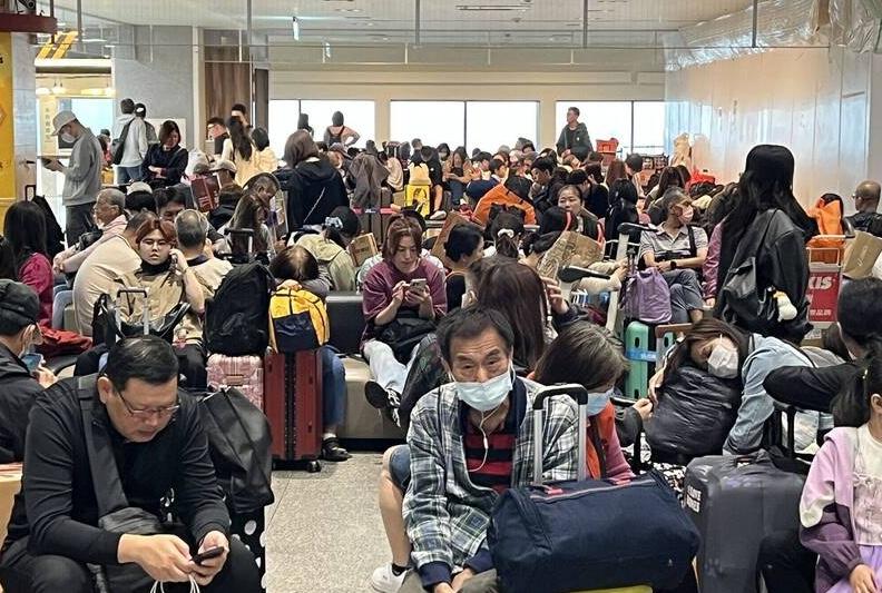 Dense fog in Kinmen strands over 1,400 passengers