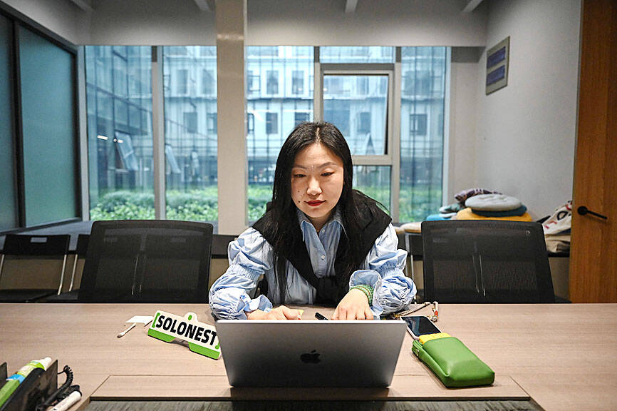 Bir kişinin laptop başında çalıştığı modern bir ofis ortamı